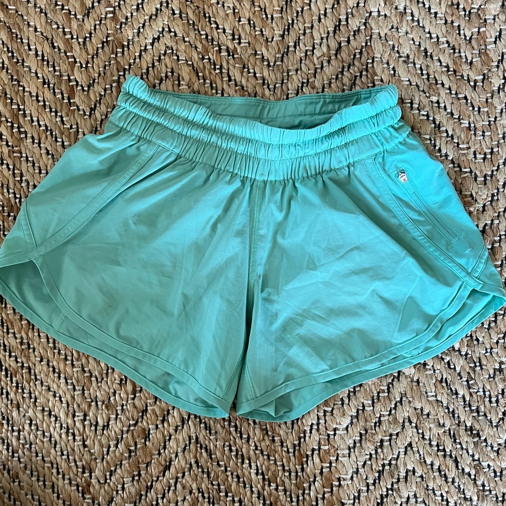 LuluLemon Tracker Low rise Linder Short 4” Size 6